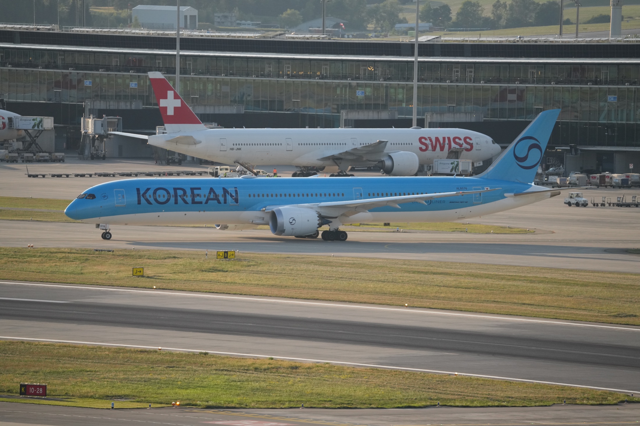 Eine Korean-Air-Maschine vor einem SWISS-Flugzeug am Flughafen